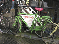 908096 Afbeelding van een reclamefiets van de ijskiosk Venezia (Oudegracht) te Utrecht, vastgezet aan de reling van de ...